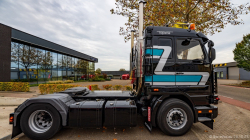 20251019-Tom-Holding-00081